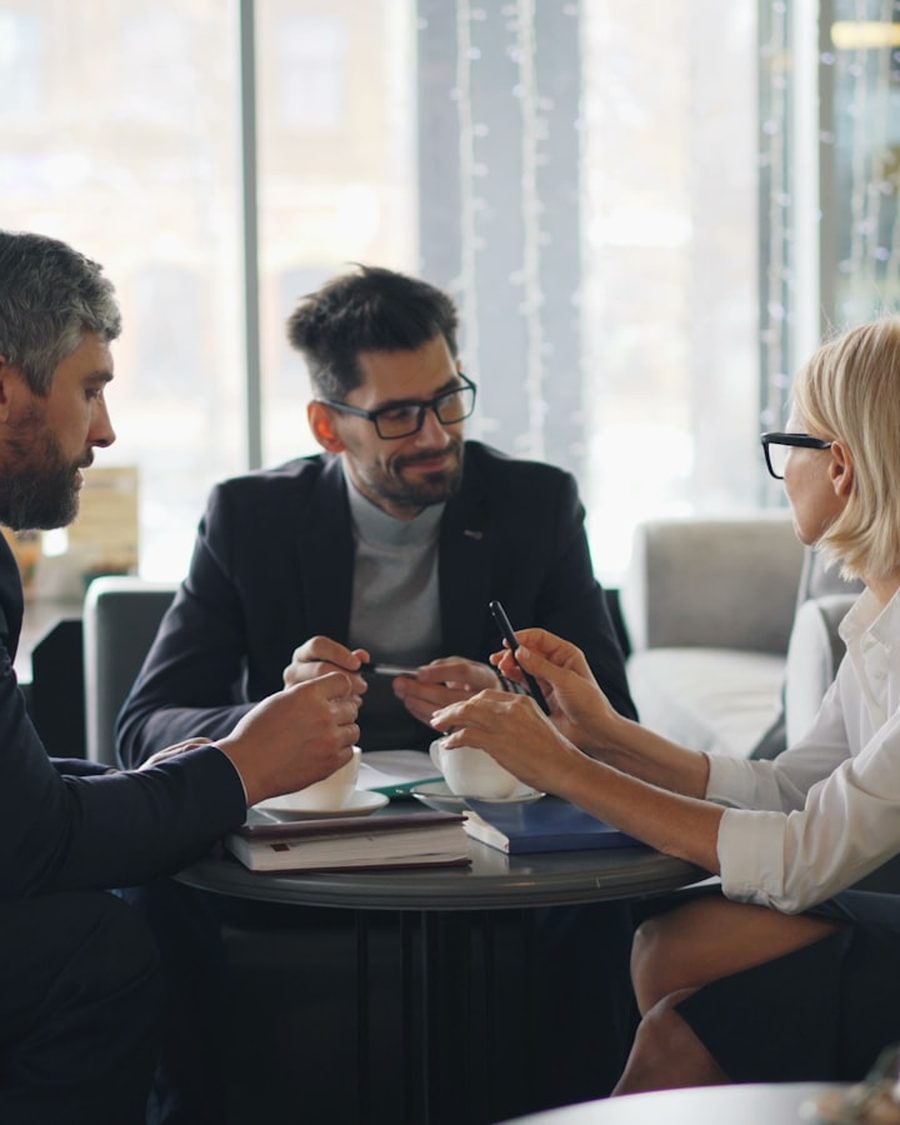Advogado conversando com cliente durante consulta no escritório